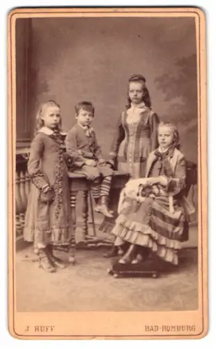 Fotografie J. Huff, Bad Homburg, junge Mädchen und Knabe im Atelier mit Hund auf dem Schoss