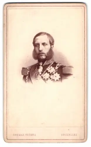 Fotografie Ghemar Freres, Bruxelles, Prinz Philipp von Belgien, Graf von Flandern in Uniform mit Orden