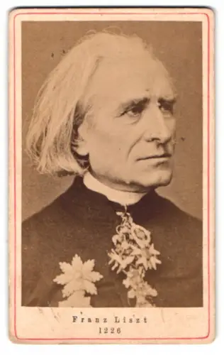 Fotografie Portrait Franz Liszt, österreichisch-ungarischer Komponist, Pianist & Klaviervirtuose mit Orden
