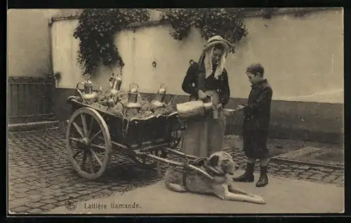 AK Hundegespann, Händlerin schenkt Jungen Milch aus