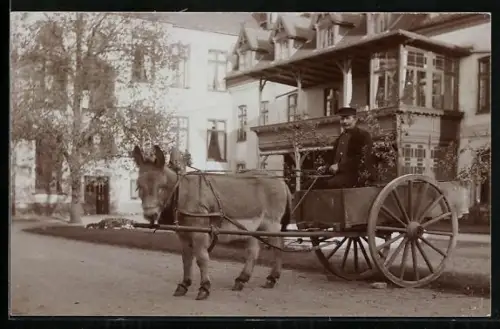 Foto-AK Eselskarren-Fahrer auf einer städtischen Strasse