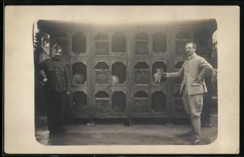 Foto-AK Soldat und Zivilist vor Kaninchenställen