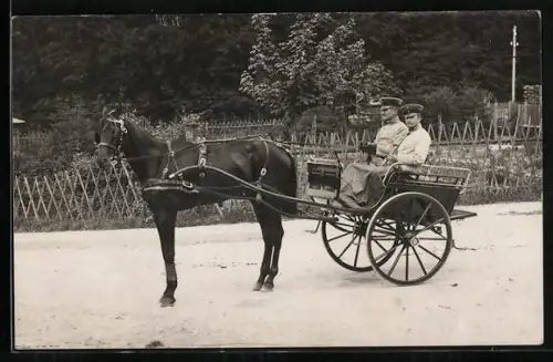 Foto-AK Zwei Soldaten in einem Einspänner