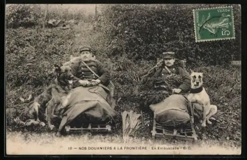 AK Nos Douaniers a la Frontière, En embuscade, avec chiens