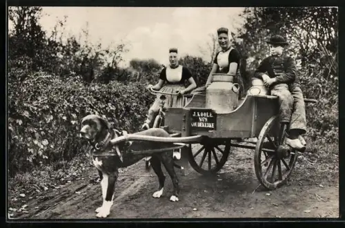 AK Koudekerke /Walcheren, Milchverkäuferin in Tracht mit Knabe und Hundegespann, Trachtenmädchen mit Fahrrad