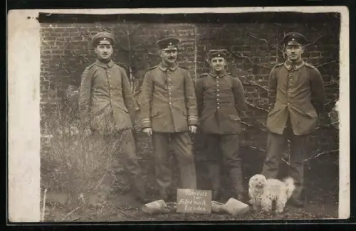 Foto-AK Soldaten mit Diensthund und Holzschuhen, Schild Pontons zur Fahrt nach London