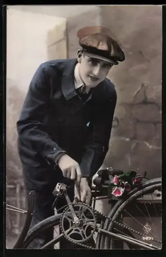 AK Junger Mann repariert Kette seines Fahrrads