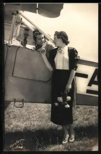 AK Pilot in einem Flugzeug mit Dame