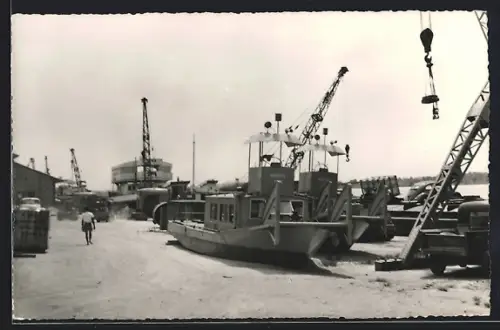 AK Stanleyville, Le Port