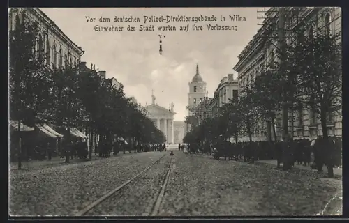 AK Wilna, Einwohner der Stadt warten auf ihre Vorlassung vor dem deutschen Polizei-Direktionsgebäude