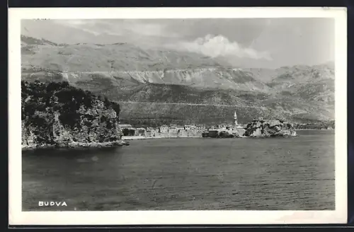 AK Budva, Blick auf Ort mit Bergen