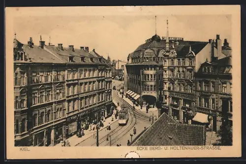 AK Kiel, Ecke Berg - u. Holtenauer-Strasse mit Strassenbahn