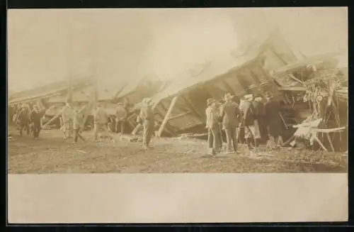 Foto-AK Eisenbahnkatastrophe, zerstörte Waggons