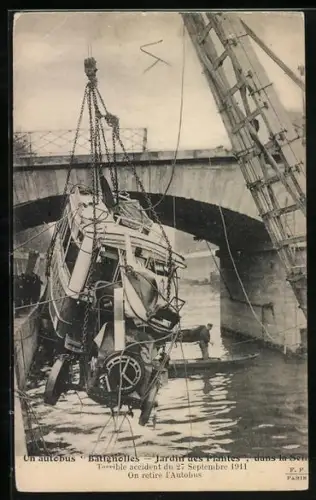 AK Paris, L`Accident du Pont de l`Archevêché, In die Seine gestürzter Omnibus, 1911