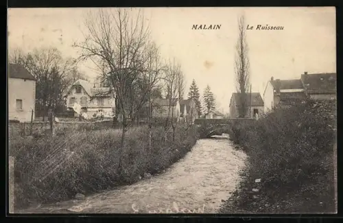 AK Malain, Le Ruisseau, Häuser am Fluss