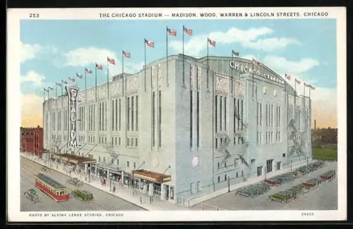 Künstler-AK Chicago, The Chicago Stadium, Madison, Wood, Warren & Lincoln Streets, Strassenbahn