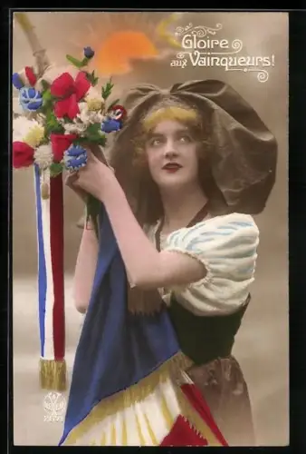 AK Gloire aux Vainqueurs! Mädchen mit Nationalflagge und Blumen