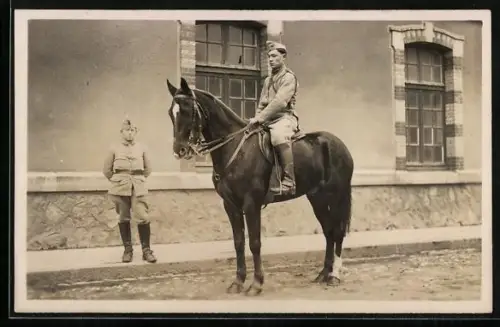 Foto-AK Kavalleriesoldat zu Pferde und daneben stehender Kamerad