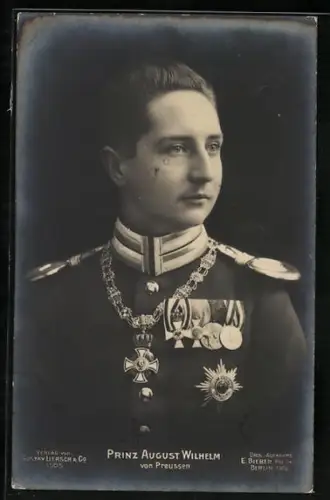 AK Prinz August Wilhelm von Preussen in Uniform mit Abzeichen und Orden