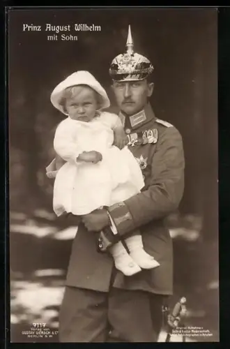 Foto-AK Portrait Prinz August Wilhelm von Preussen in Uniform mit Pickelhaube und Sohn auf dem Arm