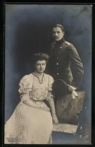 AK Prinz Eitel Friedrich von Preussen in Uniform, im weissen Kleid seine Frau