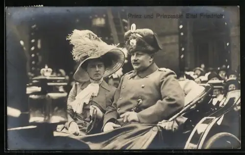 AK Prinz und Prinzessin Eitel Friedrich von Preussen, Kutschfahrt in Uniform mit Gattin Sophie Charlotte