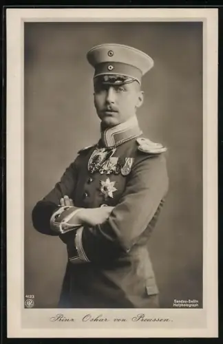 AK Prinz Oskar von Preussen mit verschränkten Armen in dekorierter Uniform