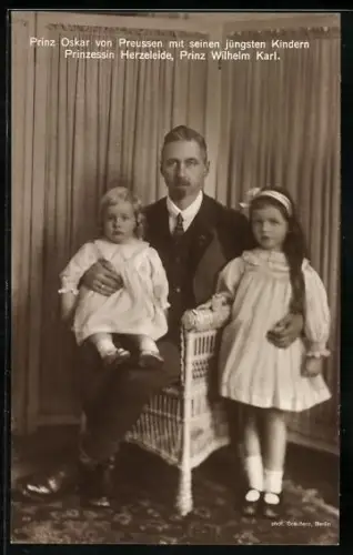 AK Prinz Oskar von Preussen mit seinen jüngsten Kindern Prinzessin Herzeleide und Prinz Wilhelm Karl