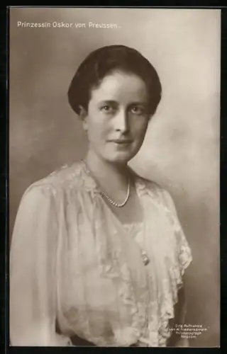 AK Prinzessin Oskar von Preussen in Bluse mit ernsten Blick