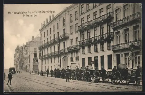 AK Ostende, Marinesoldaten beim Geschützreinigen