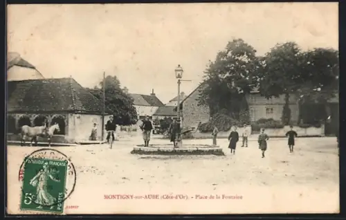 AK Montigny-sur-Aube, Place de la Fontaine