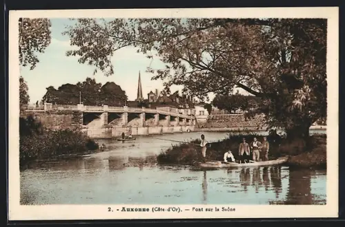 AK Auxonne, Pont sur la Saône avec des gens en bateau