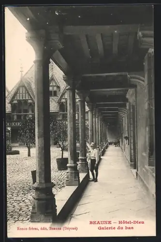 AK Beaune, Hôtel-Dieu, Galerie du bas, un garcon
