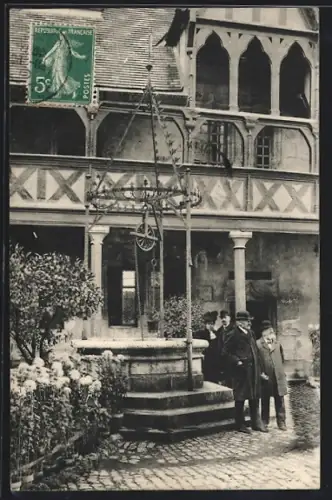 AK Beaune, Puits en fer forgé dans la Cour d'Honneur de l'Hôtel-Dieu