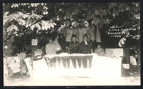 Foto-AK Little Compton, Church Fete 1933, The Sewing Guild