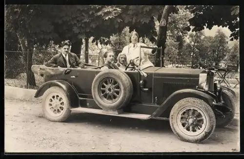 Foto-AK Fiat Torpedo Model 503 mit Insassen, frühes Automobil