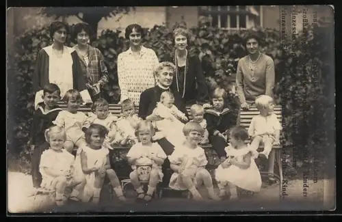 Foto-AK Die Fürstenfamilie mit Kindern