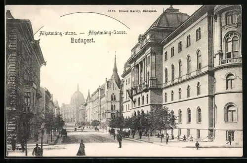 AK Budapest, Alkotmány-Gasse mit Passanten