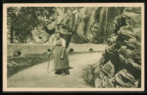 AK Riemenstalden, Frau mit Stock und Korb auf dem Rücken