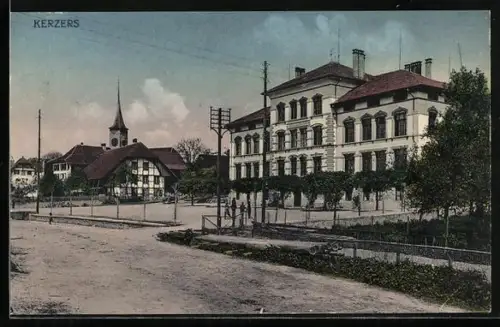 AK Kerzers, Schulhaus mit Blick zur Kirche