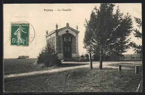 AK Valmy, La Chapelle entourée de champs et d`arbres