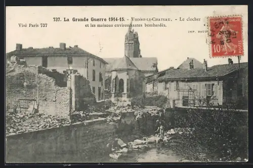 AK Vienne-le-Château, Le clocher et les maisons environnantes bombardés