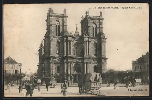 AK Vitry-le-Francois, Église Notre-Dame avec passants et charrette sur la place