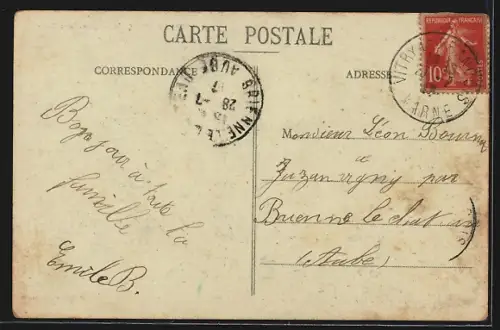 AK Vitry-le-Francois, Église Notre-Dame avec passants et charrette sur la place