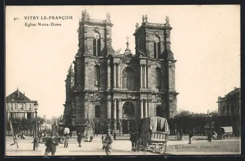 AK Vitry-le-Francois, Église Notre-Dame avec passants et charrette sur la place