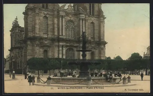 AK Vitry-le-Francois, Place d`Armes avec fontaine et cathédrale en arrière-plan