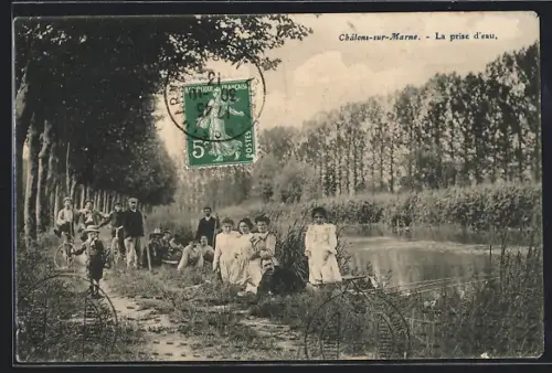 AK Châlons-sur-Marne, La prise d`eau et groupe de personnes au bord du canal