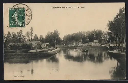 AK Châlons-sur-Marne, Le Canal avec péniche et maisons bordées d`arbres