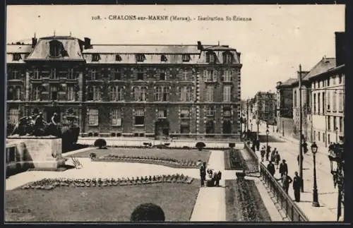 AK Chalons-sur-Marne, Institution St-Étienne et jardin avec passants