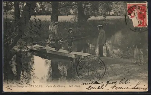 AK Châlons, Coin du Chenu avec des personnes sur un petit pont en bois